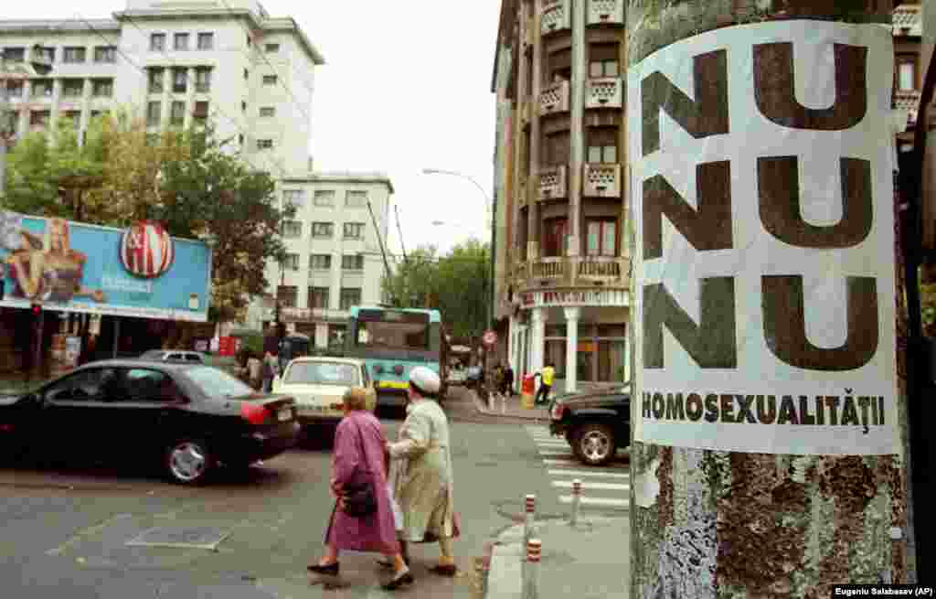 Непозната организација објави стотици постери во кои се вели &bdquo;Не, не, не на хомосексуалноста&ldquo; во центарот на романскиот главен град Букурешт, на 13 октомври 2000 година.
