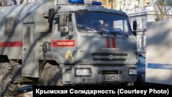 Rusiye gvardiyasınıñ avtomobili. Qırım, 2021 senesi