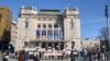 Протест пред Народниот театар во Белград