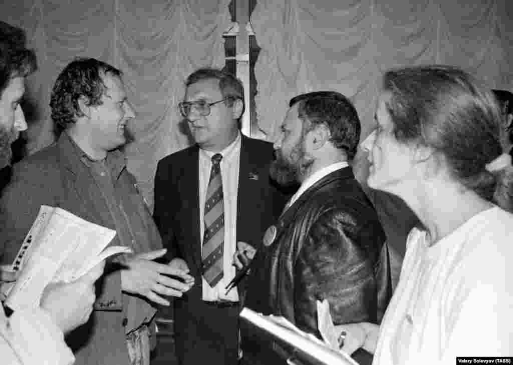 На з'їзді були присутні як гості діячі польської &laquo;Солідарності&raquo; і новообрані посли до Сейму Польщі: А. Міхнік, Б. Борусевич, В. Мокрий та інші. На фото зліва направо: керівник делегації польської &laquo;Солідарності&raquo; Адам Міхнік; український письменник, народний депутат СРСР Юрій Щербак, кореспондент &laquo;Літературної газети&raquo; Сергій Кисельов і Богуміла Бердиховська (із Польщі)