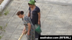 Türkmenistanda mejbury arassaçylyk işlerini berjaý edýän mugallymlar (Illýustrasiýa suraty)