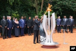 Presidenti i Ruandës, Paul Kagame, ndez një flakë përkujtimore gjatë një ceremonie për të shënuar 30-vjetorin e gjenocidit të Ruandës, mbajtur në Memorialin e Gjenocidit Kigali, në Kigali, më 7 prill 2024.