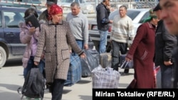 Мигранты пересекающие казахско-кыргызскую границу. Архивное фото.