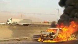 د ایراني سرتېري له لوري ویشتل شوی د افغان مسافرو موټر چې د اور لمبو کې سوځي.