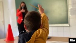 Ученик и наставничка со заштитни маски на час во време на пандемија, Скопје 2020