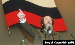 Solzhenitsyn addresses the Duma in October 1994.