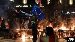 Protestatari georgieni, dând foc baricadelor în timpul ciocnirilor cu poliția la Tbilisi, după alegerile locale din 4 octombrie 