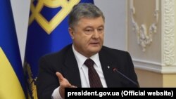 Президент Петро Порошенко назвав закон про нацбезпеку важливим кроком на шляху євроатлантичної інтеграції