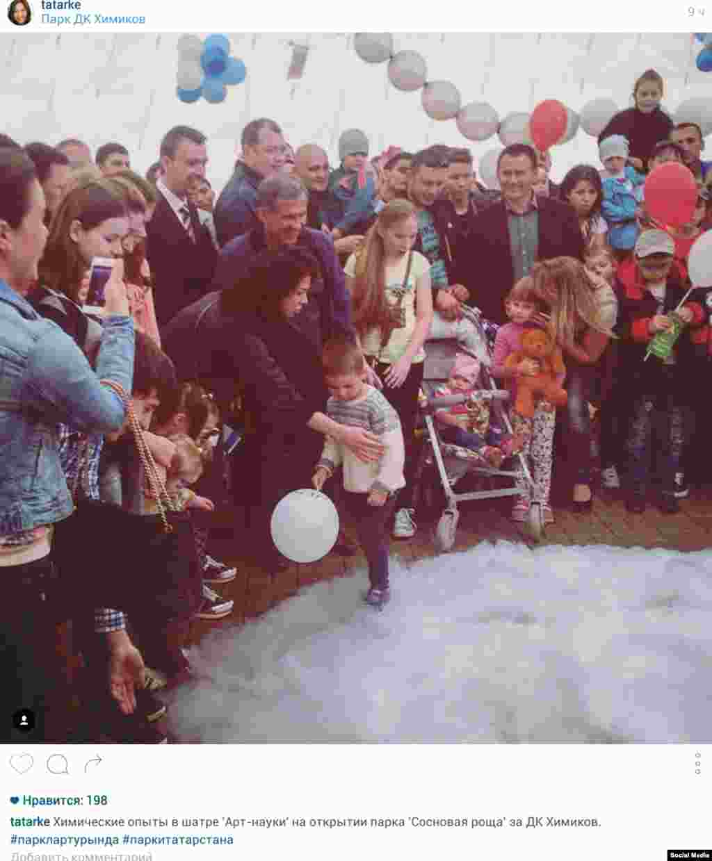 Химиклар сарае янында урнашуга һәм "Оргсинтез" ширкәтенә караганга күрә, иганәче "Таиф" ширкәте "Наратлык" паркында төп игътибарны химия биргән казанышларга юнәлткән. Бөтен чараларда Татарстан президентына эшләнгән эшне аның ярдәмчесе Наталья Фишман күрсәтеп йөрде. Фотода: "Кидспейс" чатырында ачылу тантанасы, Казан.