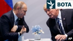 Presidenti rus, Vladimir Putin, dhe ai amerikan, Donald Trump, gjatë takimit të tyre në Hamburg më 7 korrik 2017. 