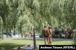 Pe măsură ce temperaturile cresc în România, oamenii nu mai au unde se ascundă de căldură. București, 2021.