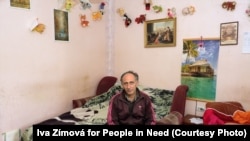 51-річний столяр Альберт зі села Гусельщикова поблизу Новоазовська каже, що справи йдуть не дуже: «Ми зараз на війні, тож у людей немає грошей на нові двері та стільці». Він та його 7-річна донька Софія не лише борються з фінансовими труднощами, а й з ускладненнями від туберкульозу