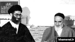 رهبر اول در کنار رهبر دوم، در یکی از دیدارهای دولت ایران با بنیانگذار جمهوری اسلامی