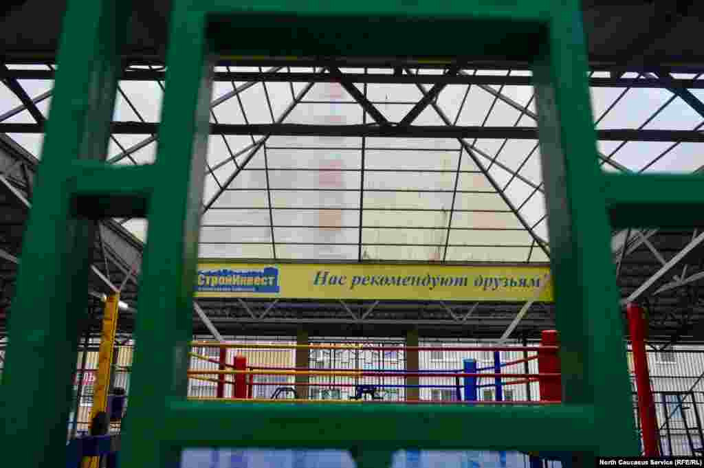 В одном из дворов "Перспективного" застройщик устроил фитнес-зал. 