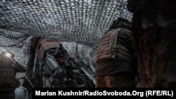 Soldați ucraineni manevrează un obuzier M777, de producție americană