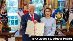 თამარ ტალიაშვილი დონალდ ტრამპთან რწმუნებათა სიგელების გადაცემისას. 25 ივლისი