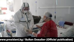 Осмотр пациентов в Республиканской инфекционной больнице. Бишкек. 
