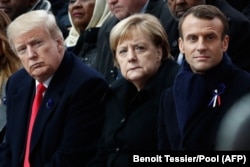 მარცხნიდან: აშშ-ის პრეზიდენტი დონალდ ტრამპი, გერმანიის კანცლერი ანგელა მერკელი და საფრანგეთის პრეზიდენტი ემანუელ მაკრონი. პარიზი, 2018 წ. 11 ნოემბერი.