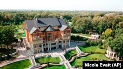 Egy 2017 szeptemberi légi felvétel a Kijevtől északra fekvő Mizshirja rezidenciáról