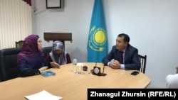Aqtobe Deputy Governor Marat Tokzhanov (right) met with parents including Gulzhan Sabenova (left) on August 29.