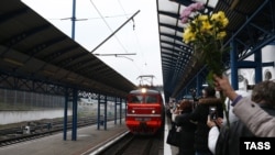 Российский пассажирский поезд «Таврия» из Санкт-Петербурга прибывает в Севастополь. Архивное фото
