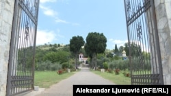 Iz SPC je RSE saopšteno da arhitektonski stil novog objekta nema veze s nacionalnom pripadnošću igumana (foto: ulaz u Manastir)