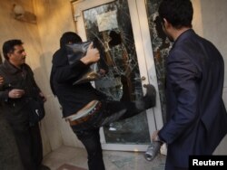 شکستن در و شیشه‌های سفارت بریتانیا توسط عده‌ای از تجمع کنندگان