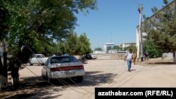 Türkmenistanda elektrik geçiriji simleri bejerýän ussalar (Illýustrasiýa suraty)