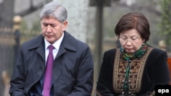 Экс-президенттер Роза Отунбаева жана Алмазбек Атамбаев (архивдик сүрөт)