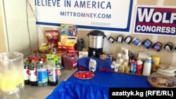 Бесплатные напитки и кондитерские продукты - вот, пожалуй, единственная привилегия добровольных помощников, работающих в предвыборных штабах кандидатов.