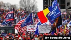 ტრამპის მომხრეები თეთრი სახლის წინ შეიკრიბნენ და პრეზიდენტის მიმართვის შემდეგ კაპიტოლიუმისკენ დაიძრნენ.