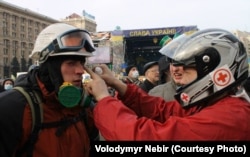 Володимир Небір надає першу медичну допомогу на Майдані