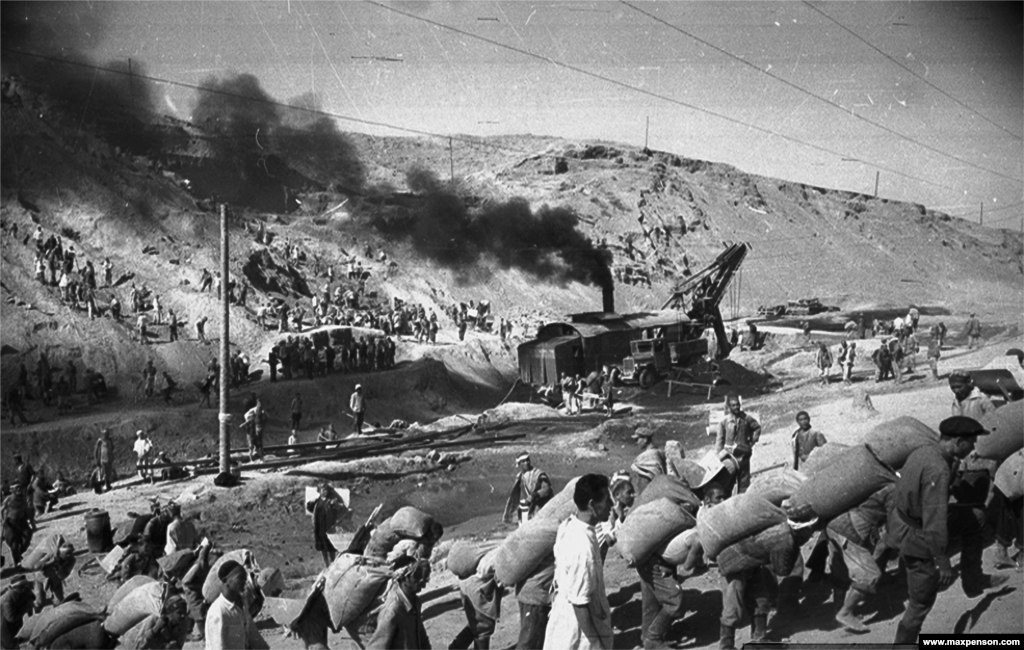 کارگران در حال کار روی کانال فرغانه. این کانال پیش از «طرح بزرگ دگرگونی طبیعت» استالین دنبال شد که همراه با طرح‌های بعدی شوروی برای منحرف کردن دریاهای آسیای مرکزی برای کشاورزی، منجر به خشک شدن بحیره آرال شد.