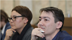 Искендер Какеев (оң четтегиси).