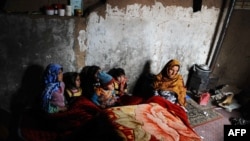 ډېری خلک وايي، له بې‌وزلۍ صندلۍ کاروي، ځکه چې لګښت يې کم دی.