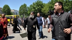 Батюшка с табуреткой стал символом нетерпимости по отношению к ЛГБТ-сообществу. Священнослужитель с толпой участвовал в разгроме акции активистов ЛГБТ 17 мая 2013 года