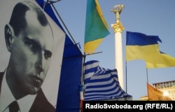Портрет лідера ОУН Степана Бандеры (1909-1959) на майдані Незалежності в Києві, 14 липня 2006 року
