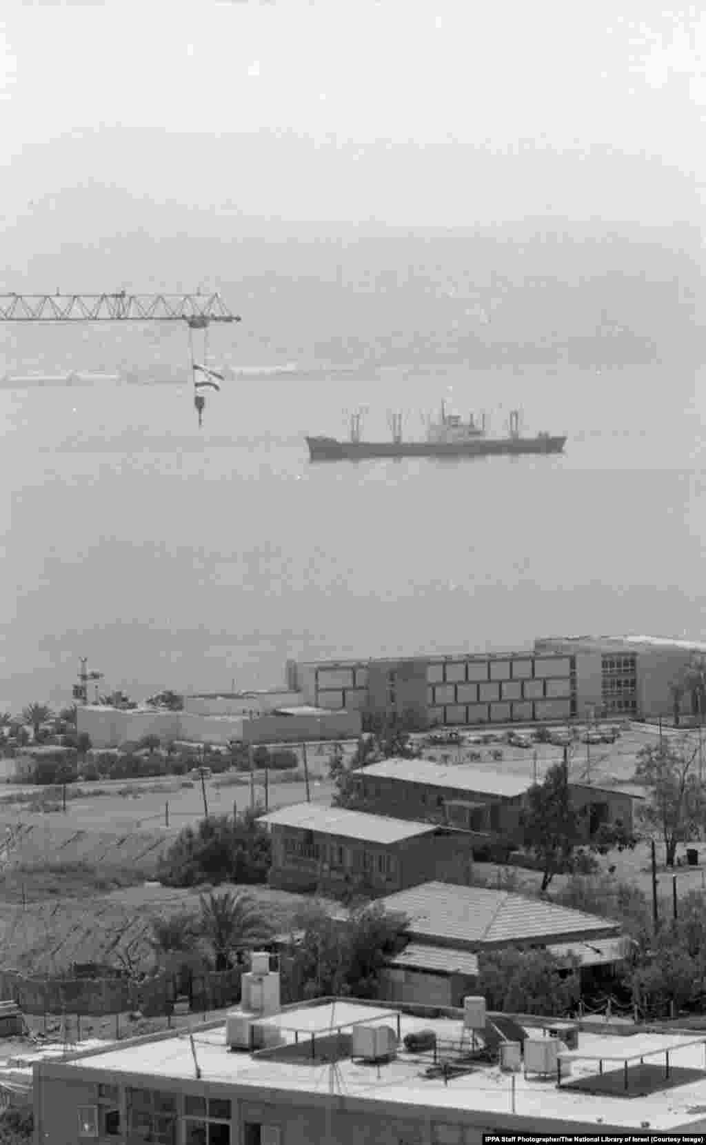 Іранскі танкер з палівам прыбывае ў ізраільскі порт у 1975 годзе. Пасьля Шасьцідзённай вайны ў 1967 годзе варожасьць арабаў да Ізраілю і яго хаўрусьнікаў прывяла да міжнароднага нафтавага крызісу. Іранская нафта ў той час ратавала Ізраіль.