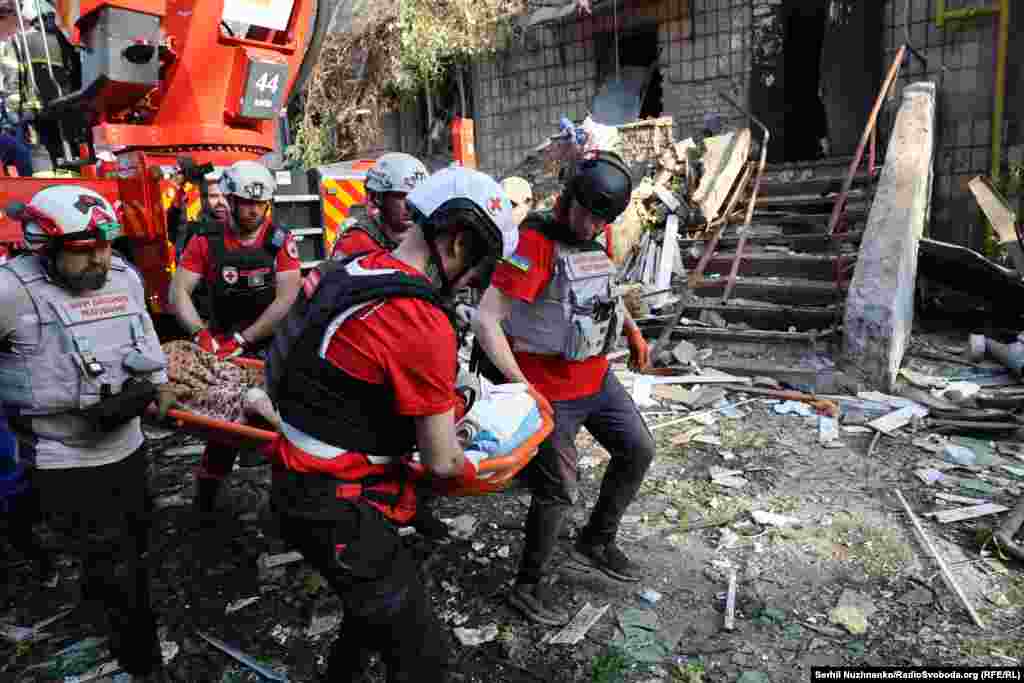 Куткаруучулар уранды астынан адамдарды алып чыгууда. 