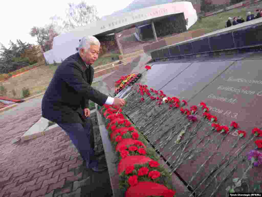 "Сталиндик репрессиянын күнөөсүз курмандыктары элдин эсинде" аттуу эл аралык илимий жыйын күнү. "Ата Бейит" эскерүү жайында. Кыяс Молдокасымов гүл коюуда. 08.11.2017.