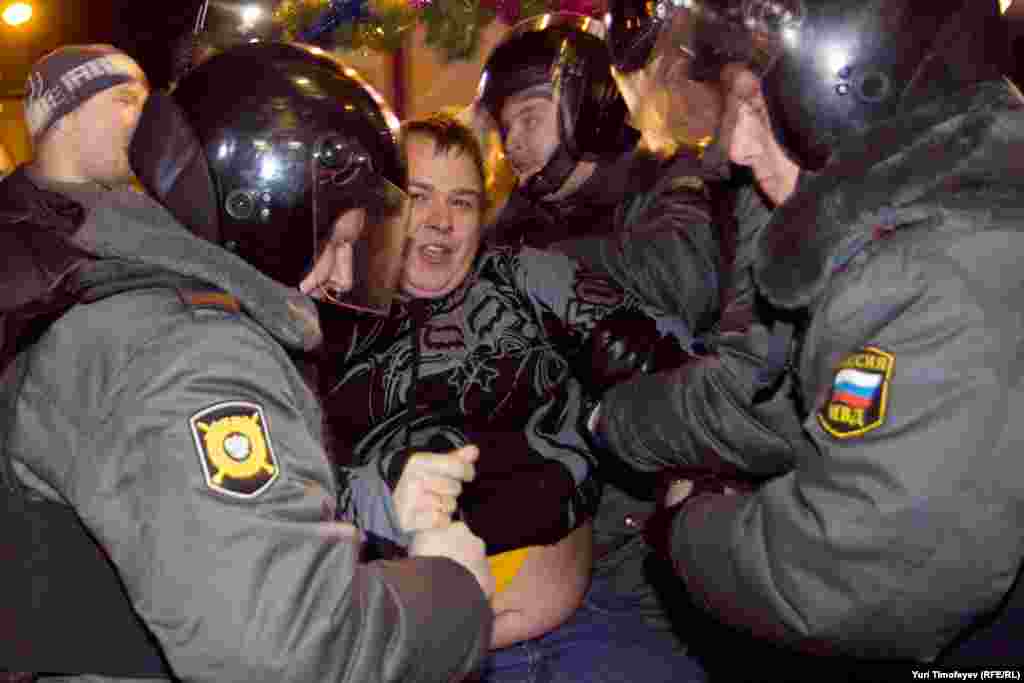 Law enforcement officers arrest antigovernment rally participants on Moscow's Triumph Square on December 6.