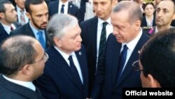 Глава МИД Армении Эдвард Налбандян (слева) приветствует новоизбранного президента Турции Реджепа Эрдогана (справа), Анкара, 28 августа 2014 г. 