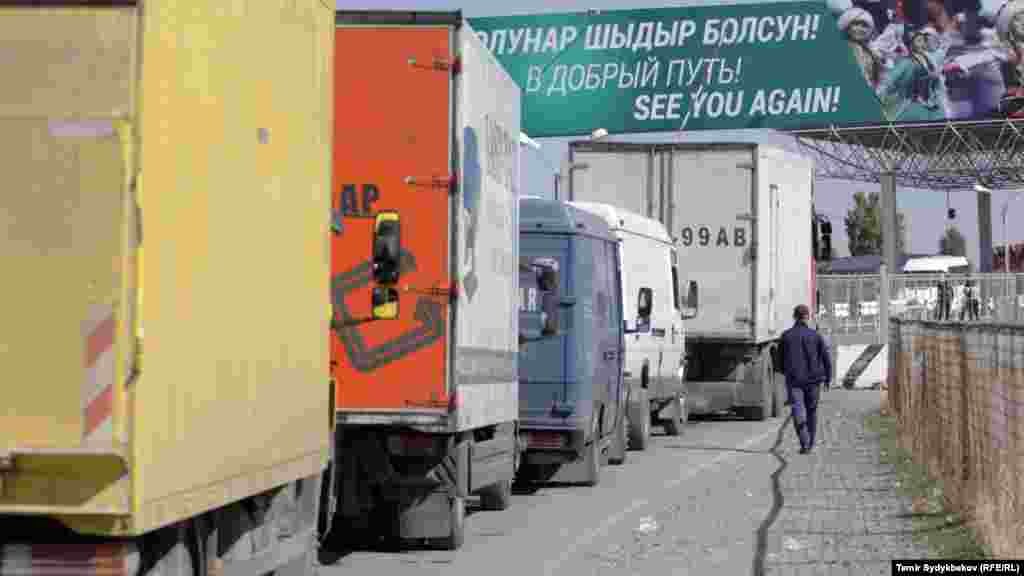 Очереди перед пунктом пропуска "Ак Жол" с кыргызстанской стороны. 12 октября 2017 года.