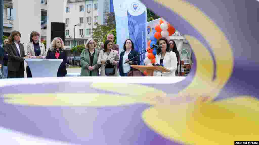 Fjalimet në hapje të panairit. Në fotografi: organizatoret dhe mysafiret e panairit.