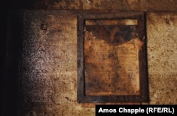 Instrucțiunile de utilizare a utilajelor miniere sunt scrise pe peretele unei mine abandonate construite în Munții Metaliferi.