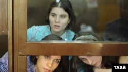 Айыпкер ырчылар сот залында. 