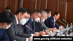 Кыргыз өкмөтүнүн аппаратынын кызматкерлери, 12-откябрь, 2020-жыл. 

 