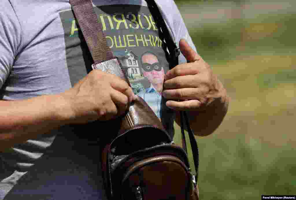 Алматыда өткен "Нұр Отан" партиясының "алаяқтарға қарсы" митингіне келгендердің бірі.&nbsp;