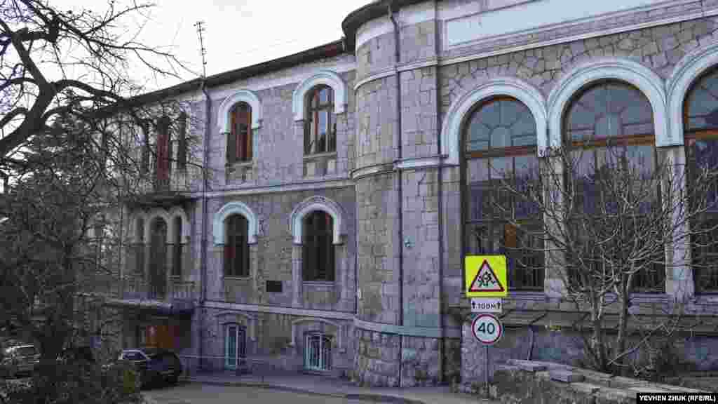 Ялтинська гімназія імені Чехова. Письменник протягом п'яти років був членом опікунської ради жіночої гімназії, з директором якої він був у теплих дружніх стосунках. Серед учнів гімназії тоді були ті, чиї імена пізніше матимуть світову популярність. Це, наприклад, поетеса Марина Цвєтаєва, зірка Голлівуду Алла Назімова, нобелівський лауреат у галузі фізики Ілля Франк