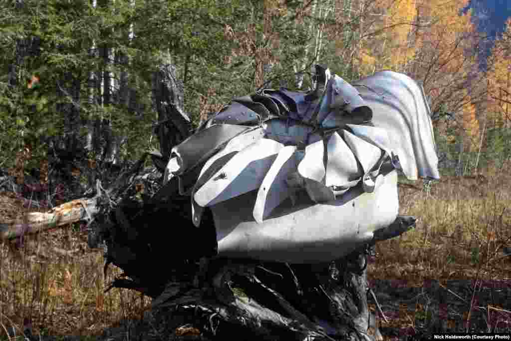 В нескольких минутах ходьбы от жилища Агафьи Лыковой можно увидеть часть разбившейся российской ракеты "Протон".&nbsp;Саяны расположены на траектории запусков с космодрома Байконур в Казахстане